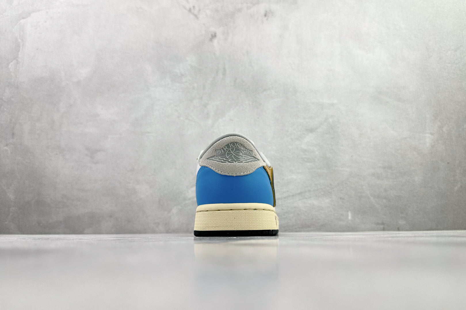 NIKE AIR JORDAN 1 LOW RETRO x TRAVIS SCOTT x FRAGMENT