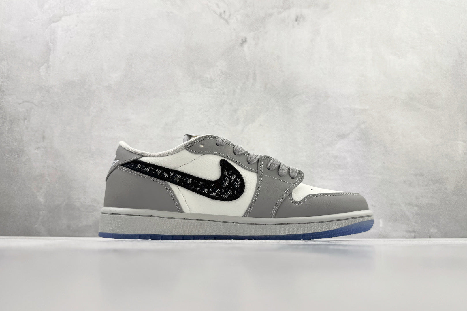 NIKE AIR JORDAN 1 LOW x DIOR