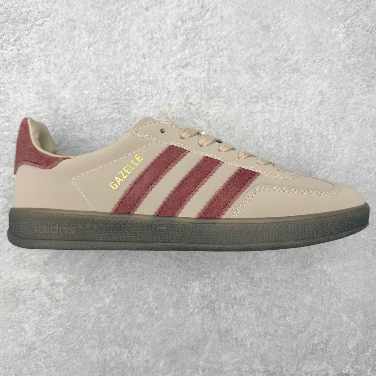 Adidas 'Gazelle' Taupe / Burgundy - vista lateral