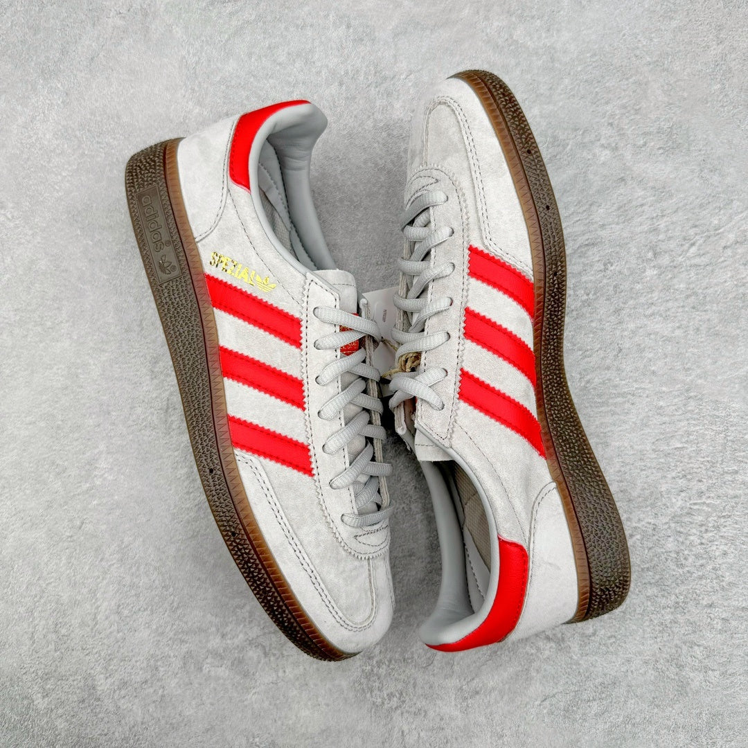 Adidas Handball Spezial Grey Two Hi-Res Red - par em ângulo