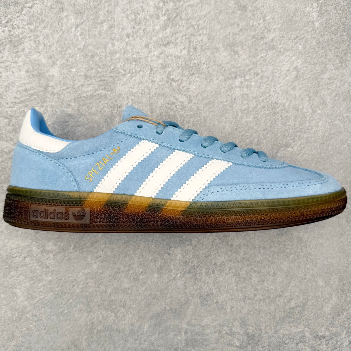 Adidas 'Handball Spezial' Light Blue / Cloud White / Gum - vista lateral
