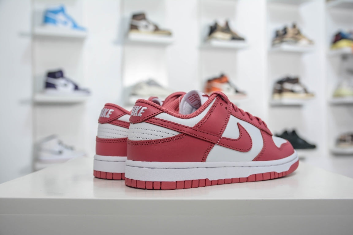 NIKE DUNK LOW ARCHEO PINK - traseira em angulo