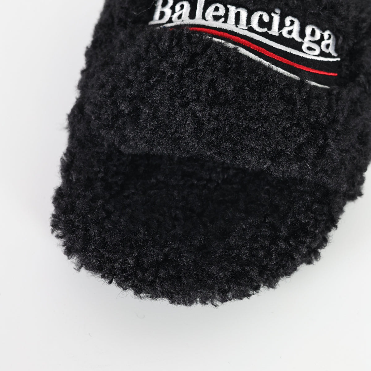 Balenciaga Furry Open Mule preta - detalhe frontal