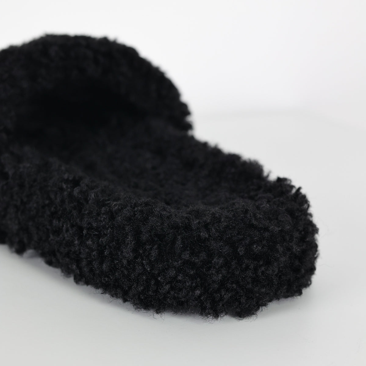Balenciaga Furry Open Mule preta - detalhe lateral