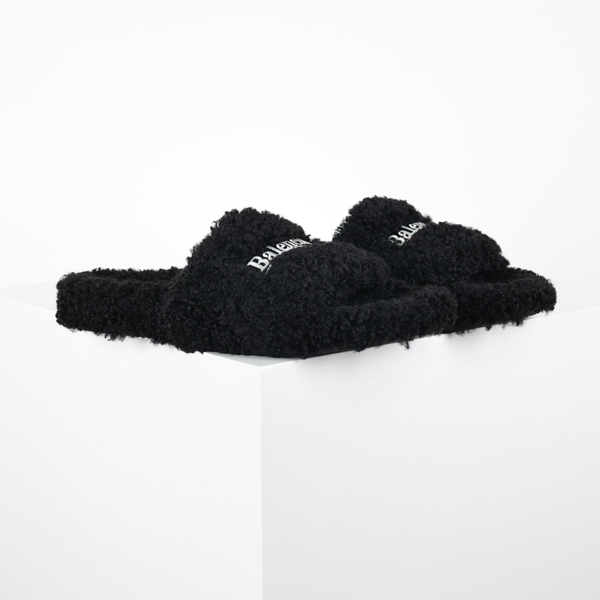 Balenciaga Furry Open Mule preta - vista lateral do par