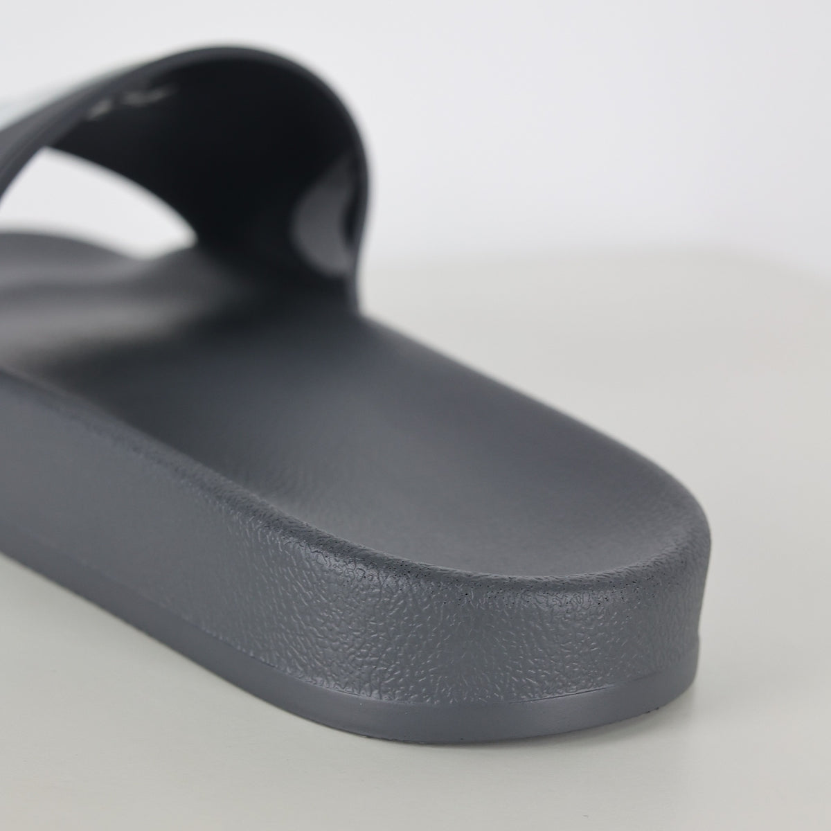 Balenciaga Pool Slide preta e branca - detalhe do calcanhar