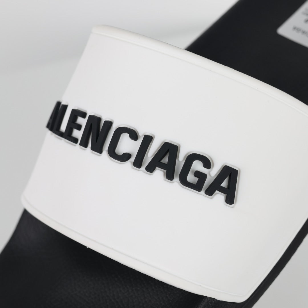 Balenciaga Pool Slide preto e branco - detalhe do logo