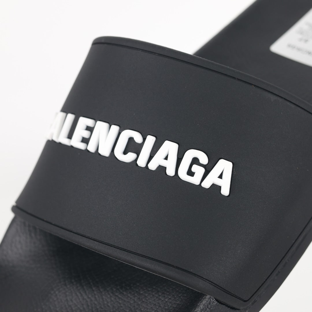 Balenciaga Pool Slide preta - detalhe do logo