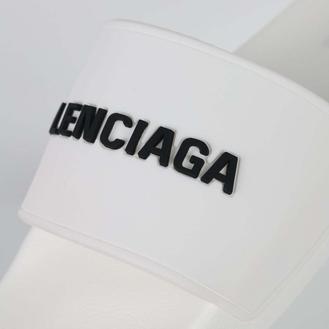 Balenciaga Pool Slide branca - detalhe do logo
