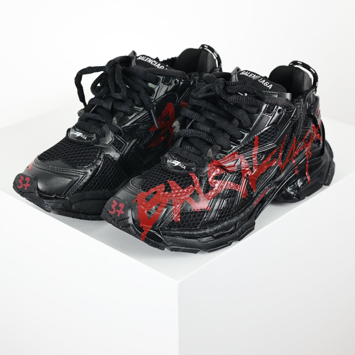 Balenciaga Runner Graffiti preto e vermelho - vista frontal