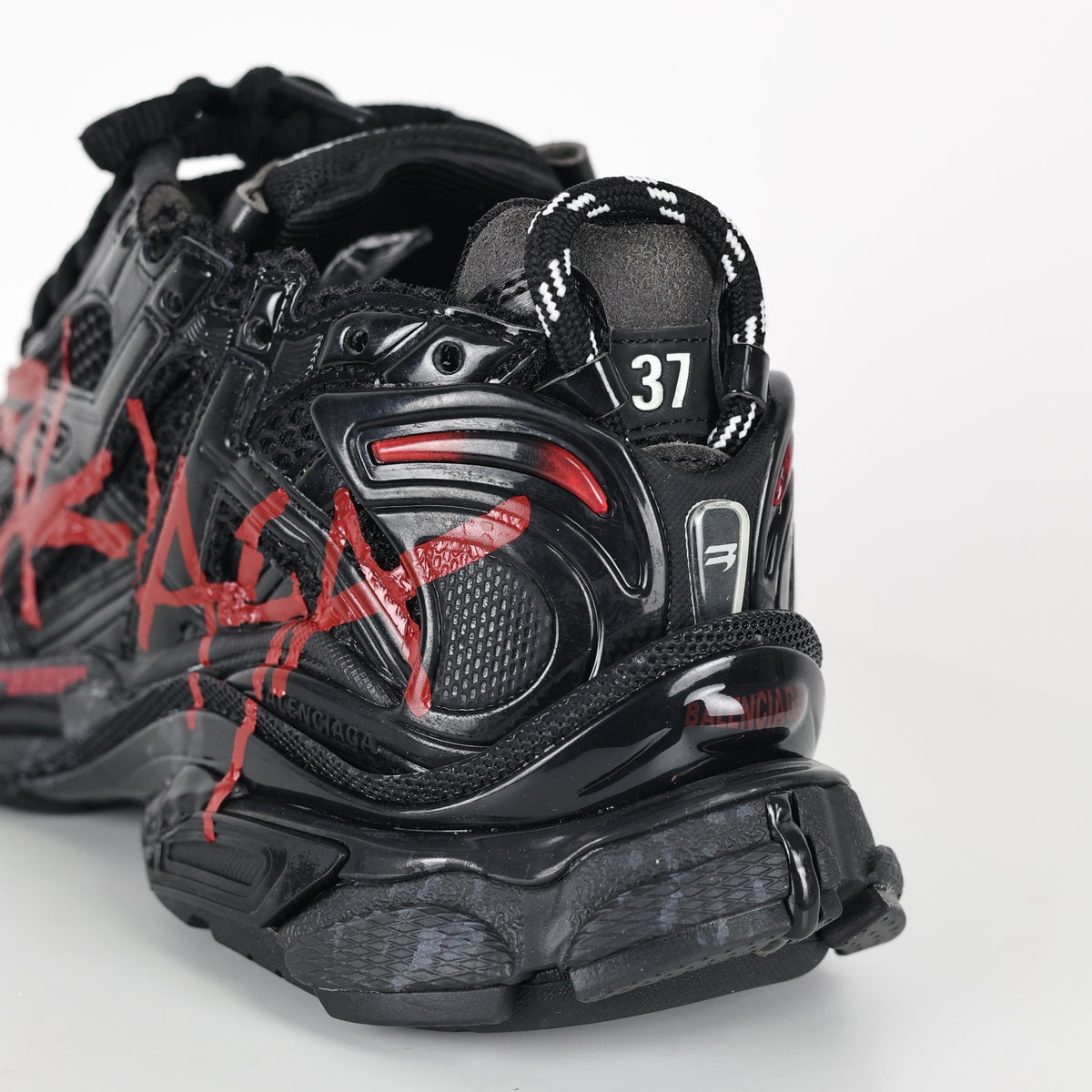 Balenciaga Runner Graffiti preto e vermelho - detalhe traseiro