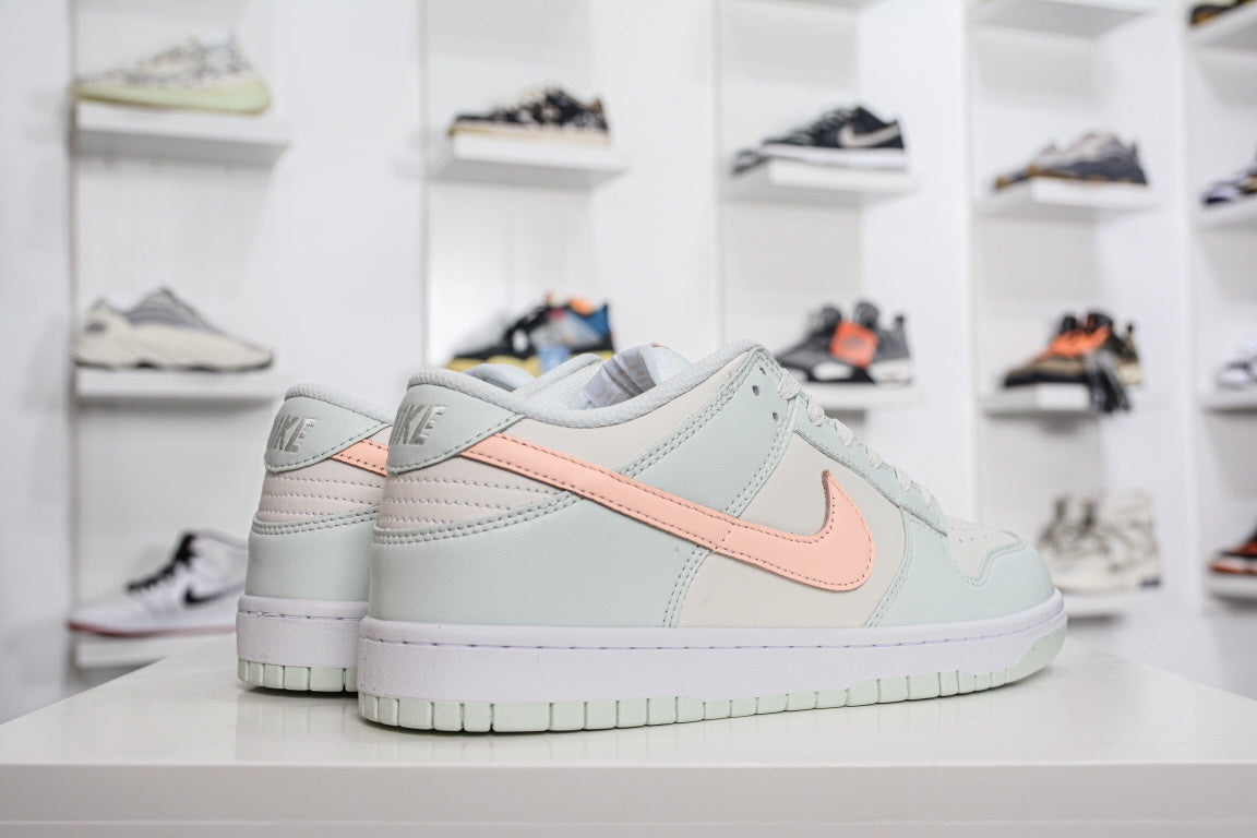 NIKE DUNK LOW BARELY GREEN - traseira em angulo