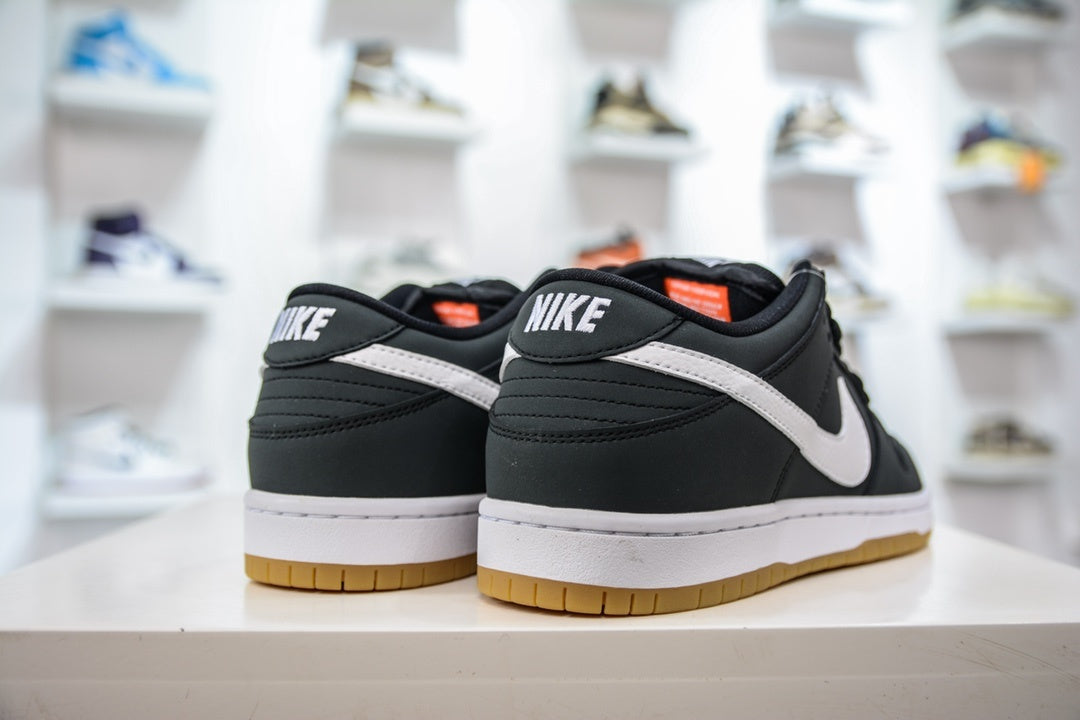 NIKE SB DUNK LOW PRO BLACK GUM - traseira em angulo