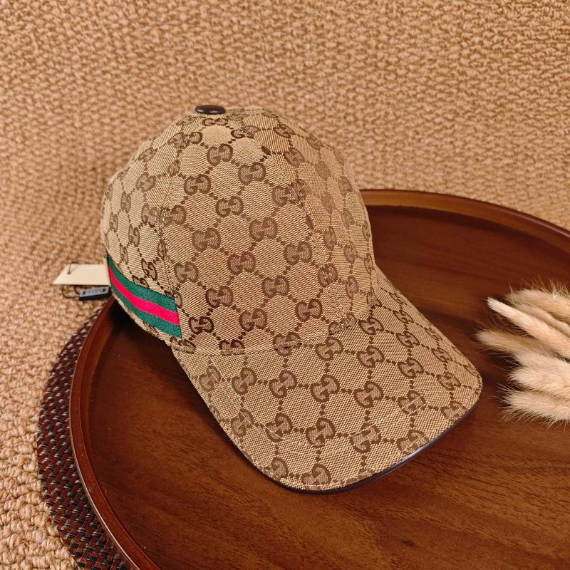 Boné GUCCI bege com faixa lateral - vista frontal