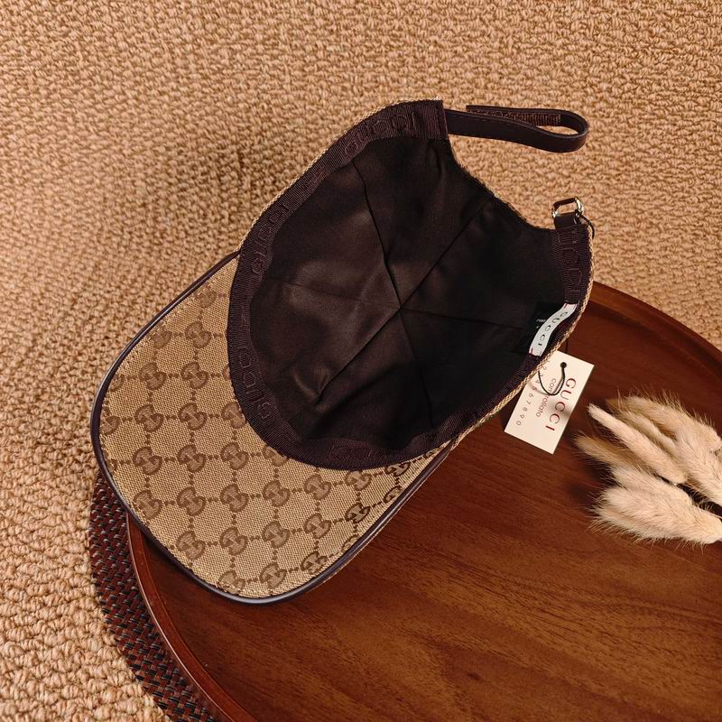 Boné GUCCI bege com faixa lateral - vista traseira e ajuste