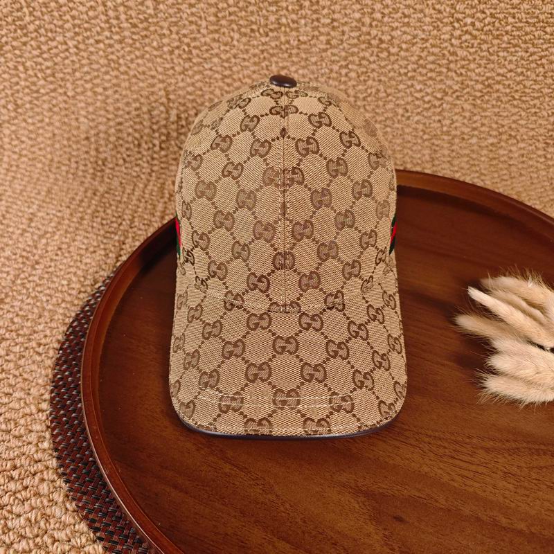Boné GUCCI bege com faixa lateral - vista frontal aproximada