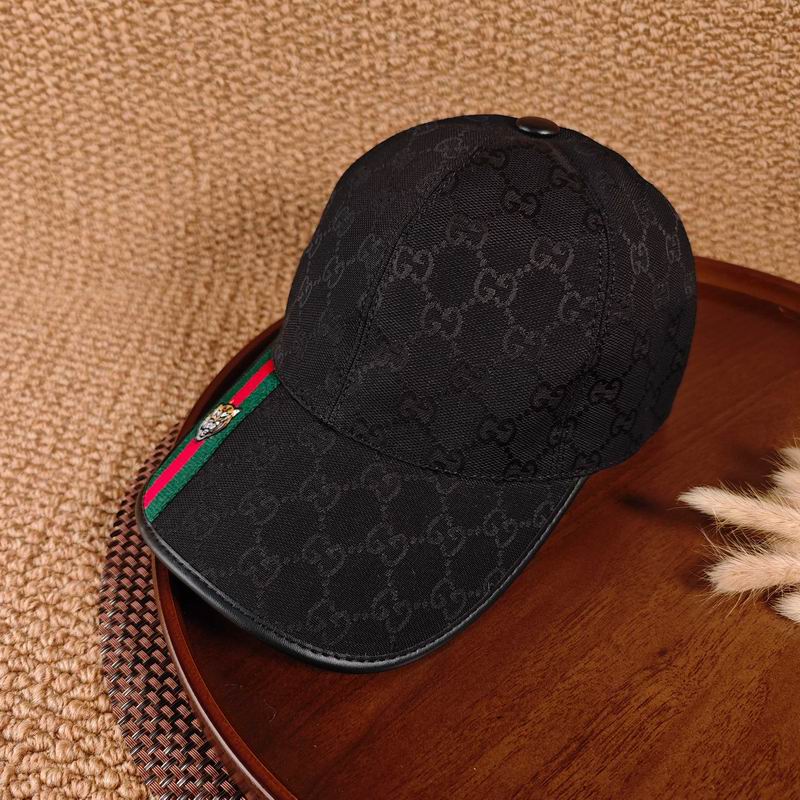 Boné GUCCI preto com detalhe tigre - vista diagonal