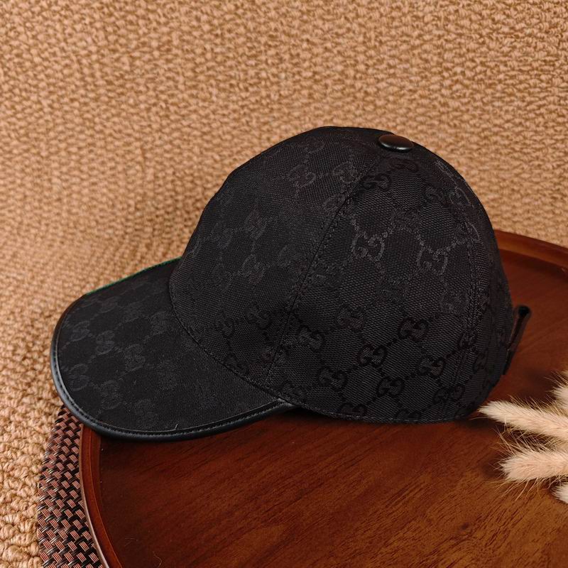 Boné GUCCI preto com detalhe tigre - vista lateral