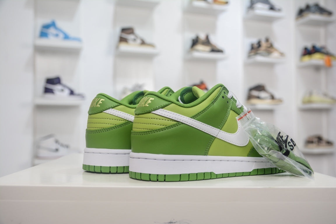 NIKE DUNK LOW CHLOROPHYLL - traseira em angulo