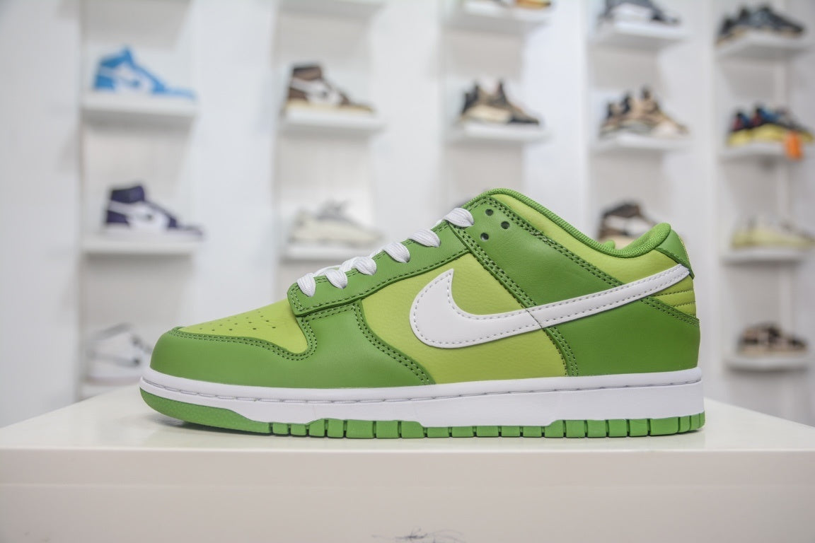 NIKE DUNK LOW CHLOROPHYLL - lateral com ponta para esquerda