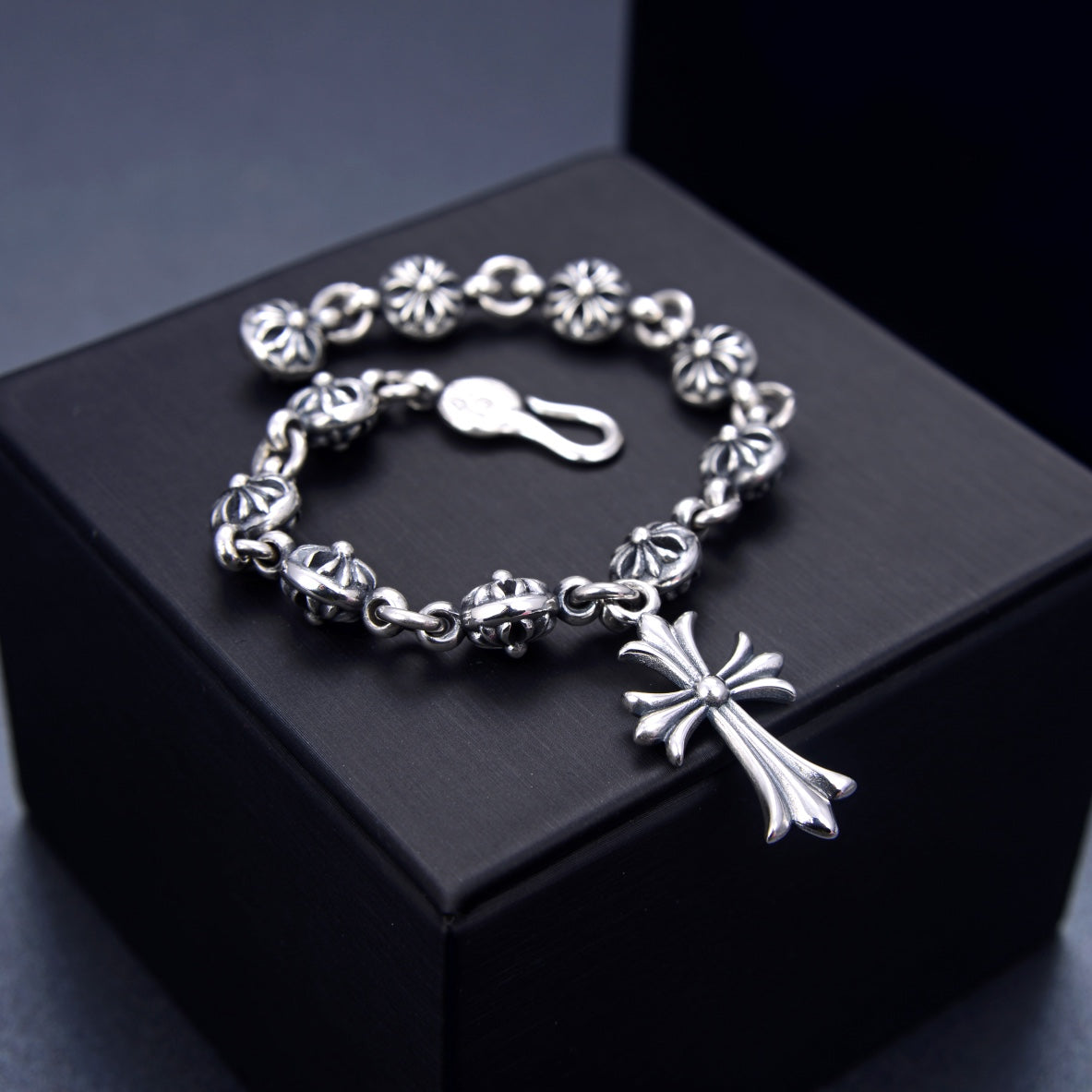 Chrome Hearts Cross Ball Tiny CH Cross Bracelet - sobre caixa