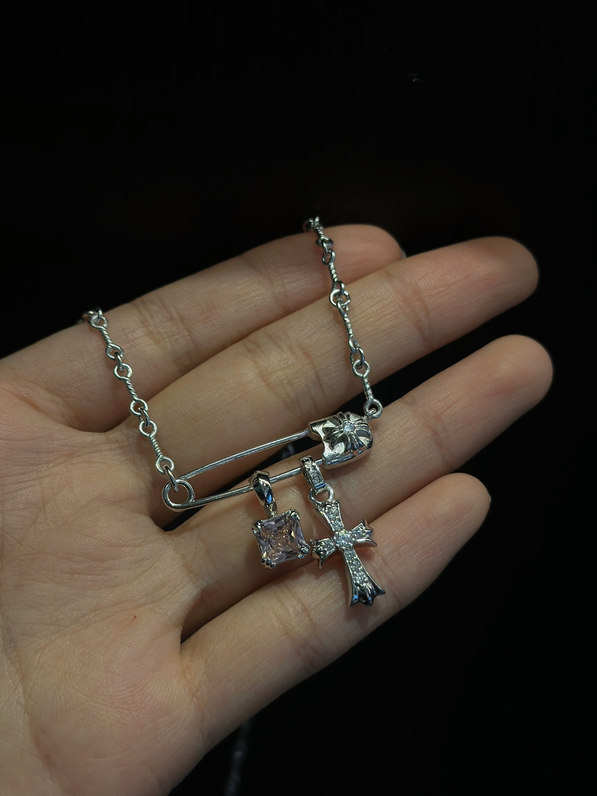 Detalhe do colar Chrome Hearts Safety Pin Pink Sapphire
