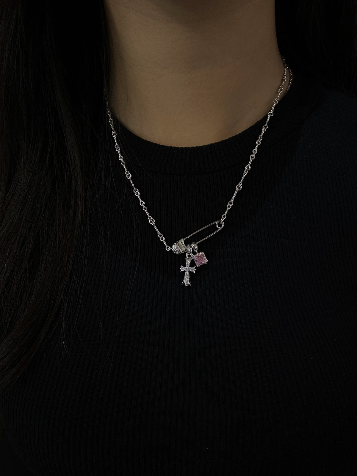Colar Chrome Hearts Safety Pin Pink Sapphire em uso