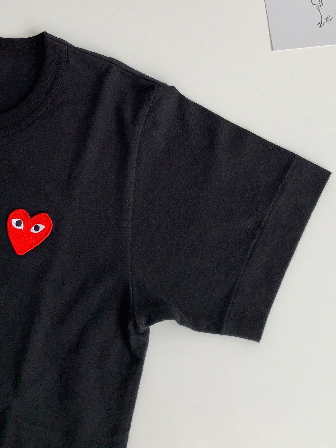 Detalhe manga Comme des Garçons PLAY Basic T-Shirt Red Emblem Black
