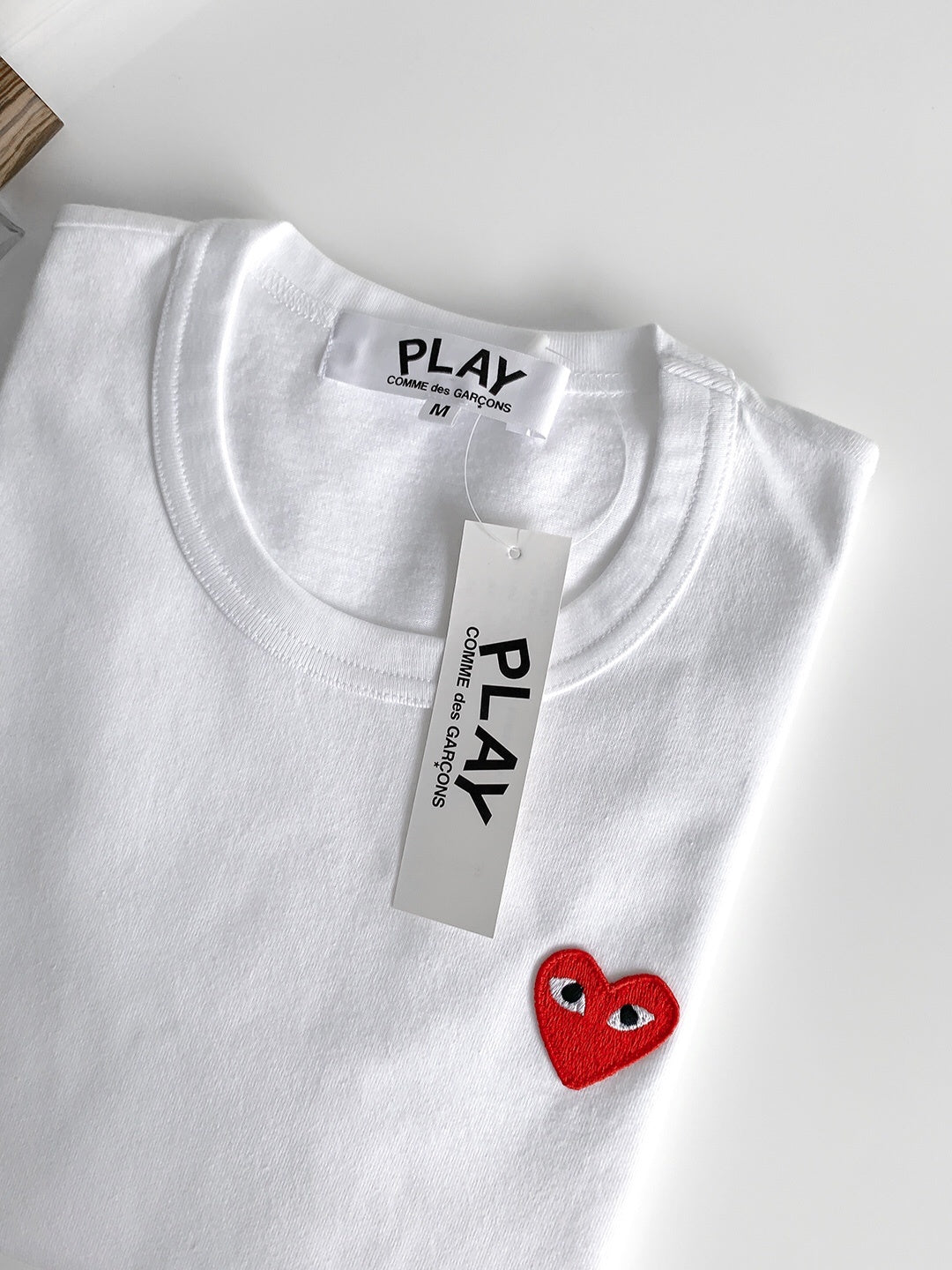 Detalhe Comme des Garçons PLAY Basic T-Shirt Red Emblem White