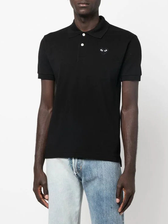 Comme des Garçons PLAY Heart Patch Polo Shirt preta no modelo