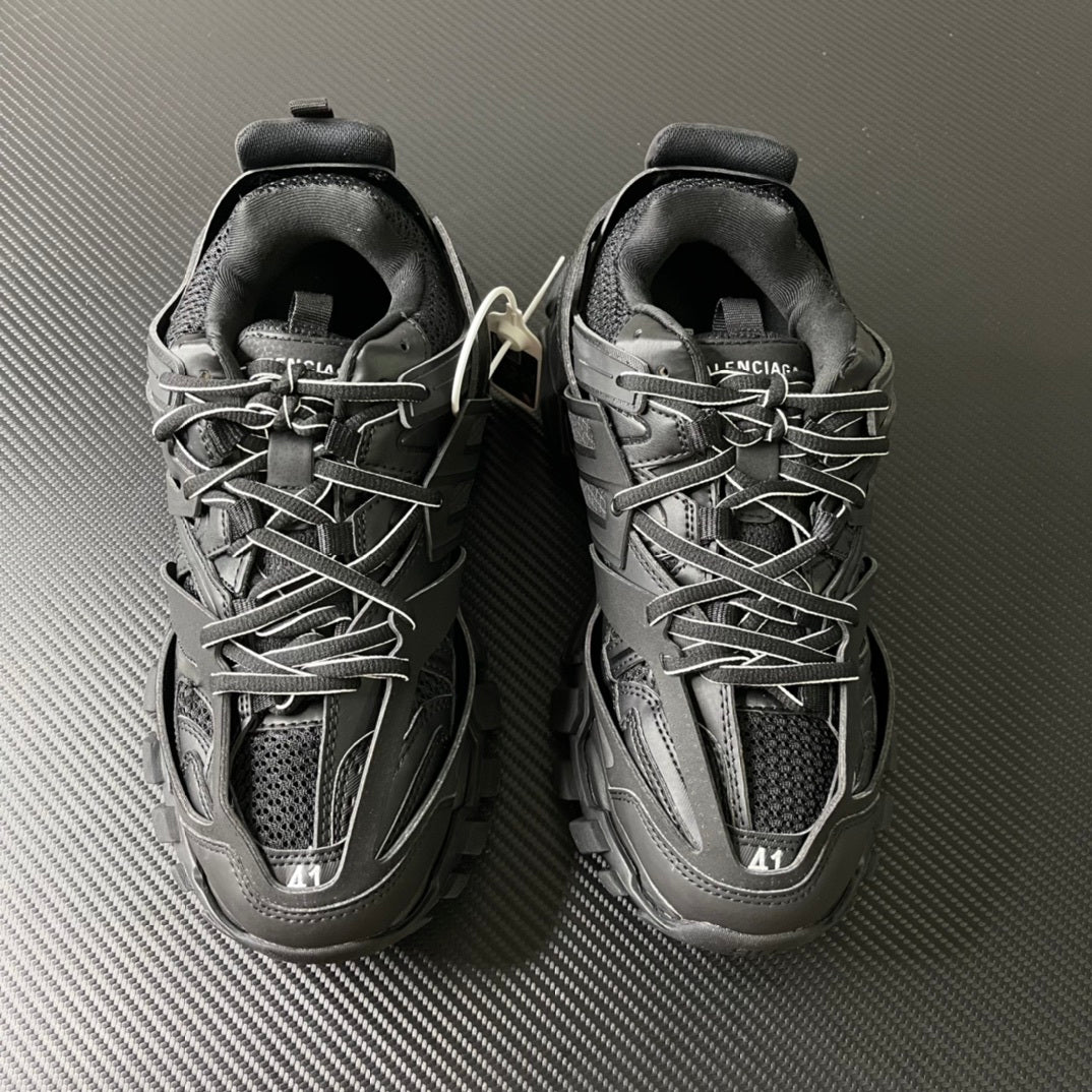 Balenciaga Track.2 Open - par de tênis em ângulo