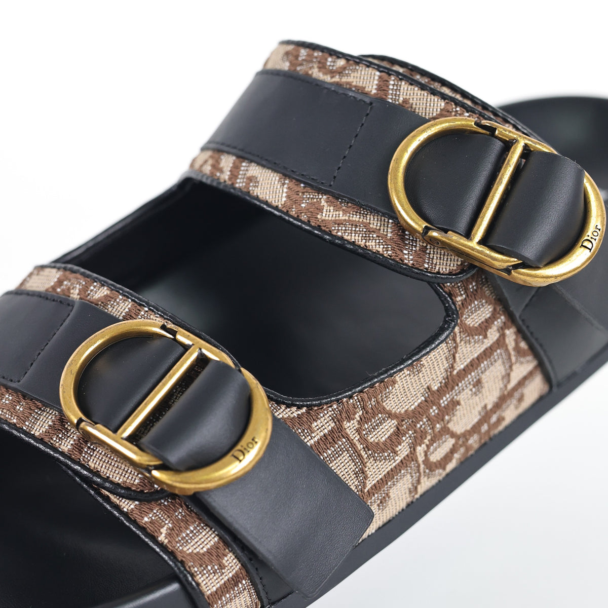 Sandália Dior Aqua preta com Dior Oblique marrom e ferragens douradas - detalhe das fivelas