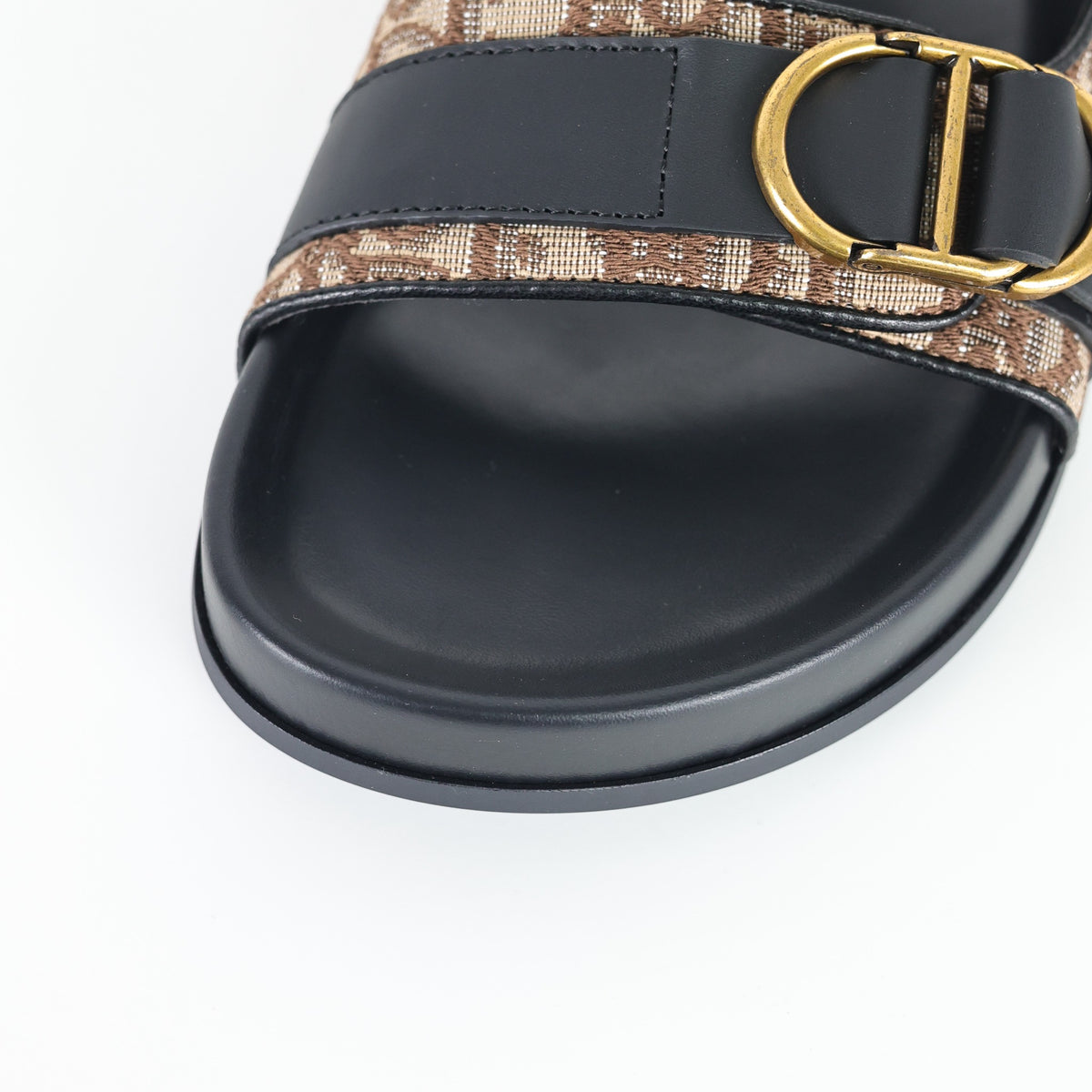 Sandália Dior Aqua preta com Dior Oblique marrom e ferragens douradas - detalhe frontal e palmilha