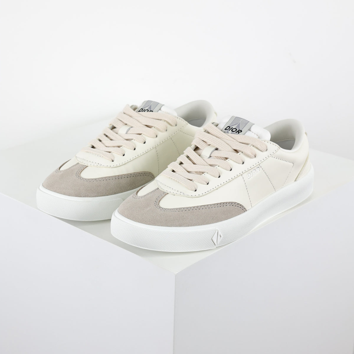 Dior B101 - par em ângulo