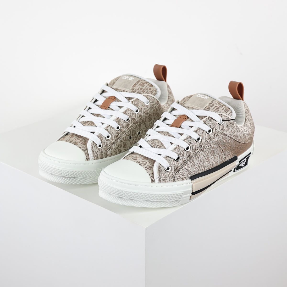 Dior B23 em jacquard bege com monograma, vista em par