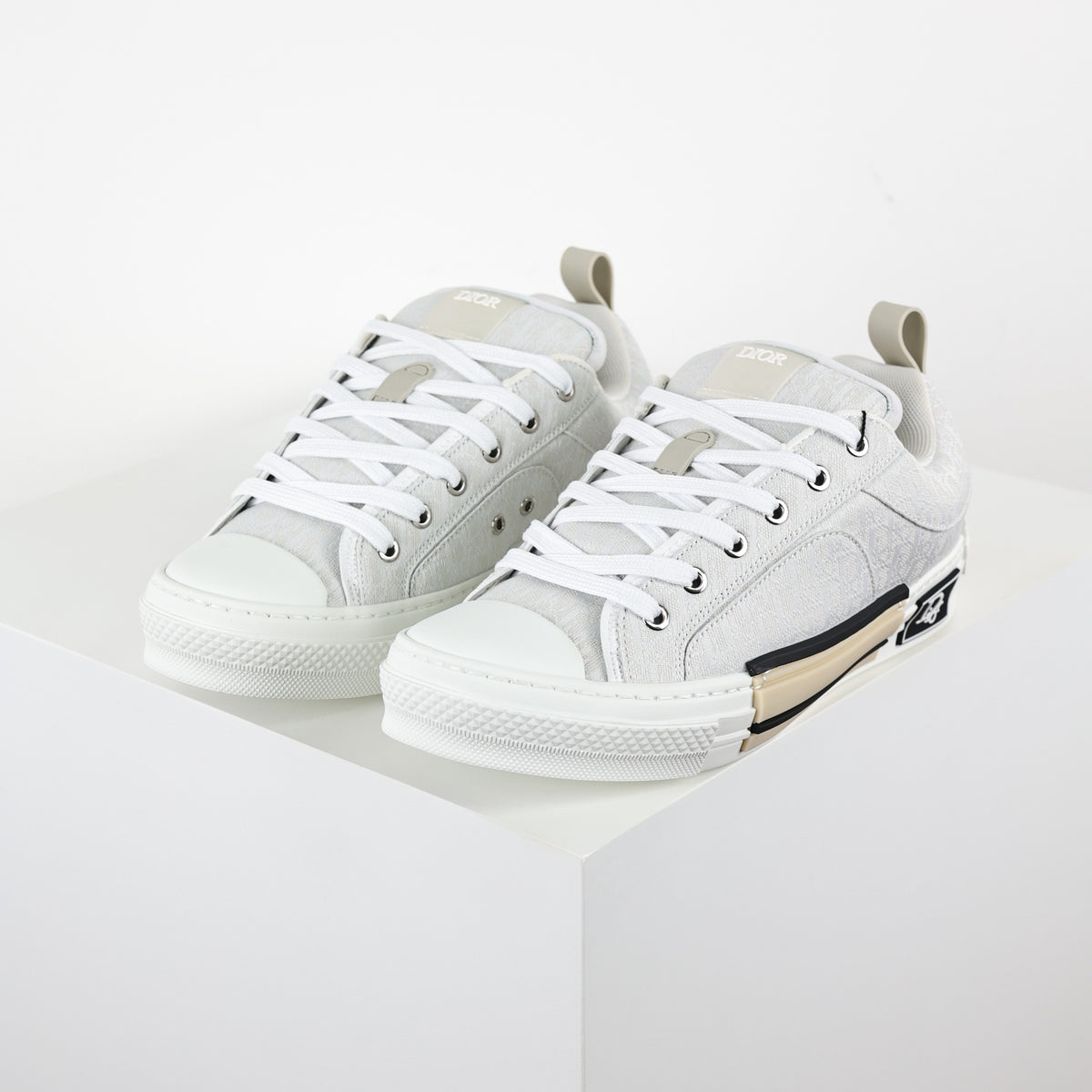 Dior B23 branco - vista em perspectiva do par