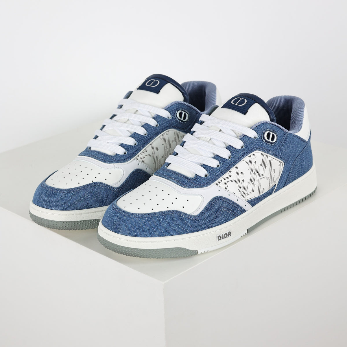 Dior B27 Uptown denim azul - vista principal em angulo com o par
