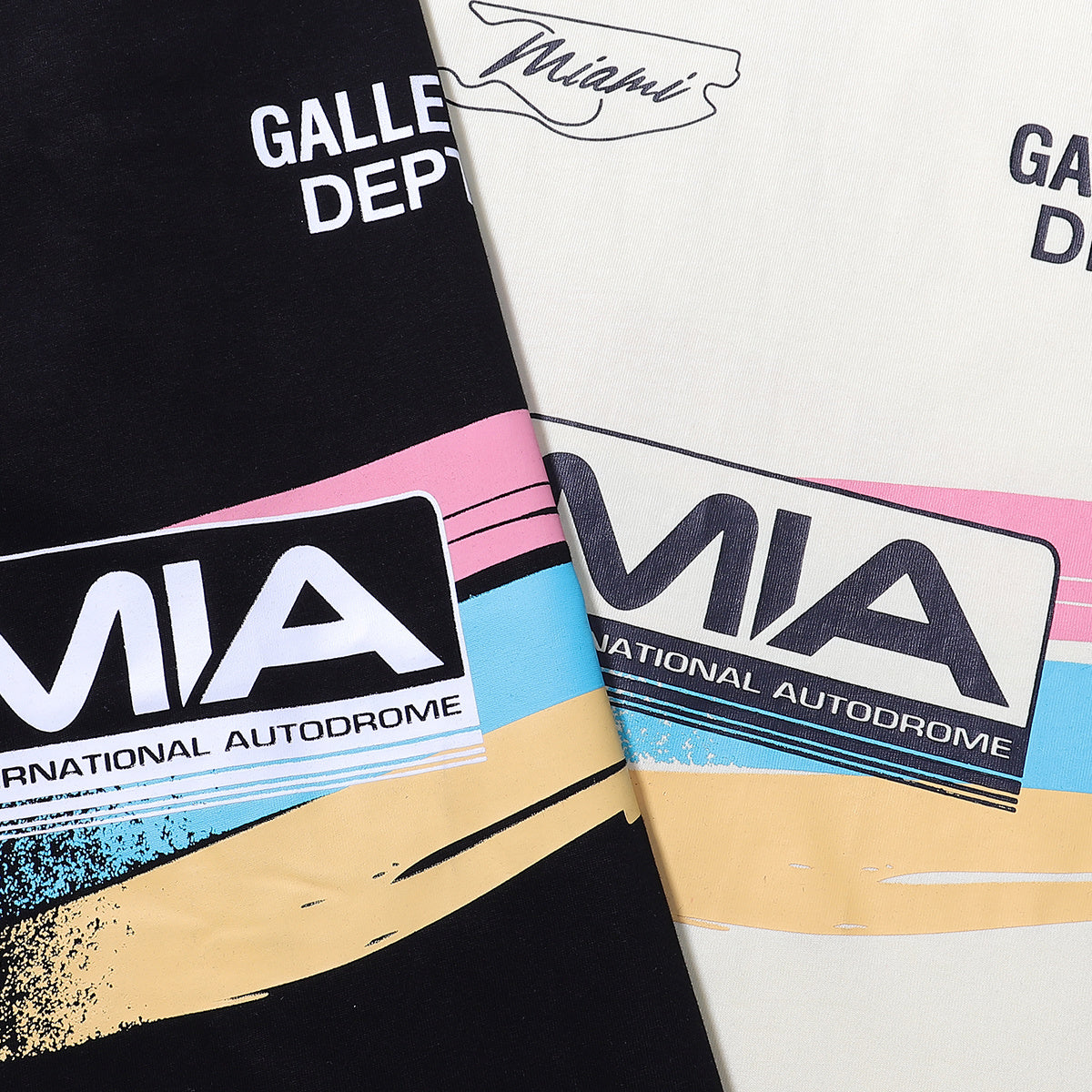 Gallery Dept. MIA Merch Tee - detalhe da estampa nas duas cores