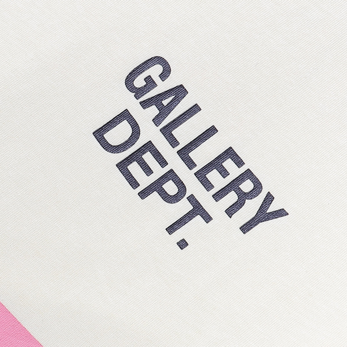 Gallery Dept. MIA Merch Tee - detalhe do logo Gallery Dept.