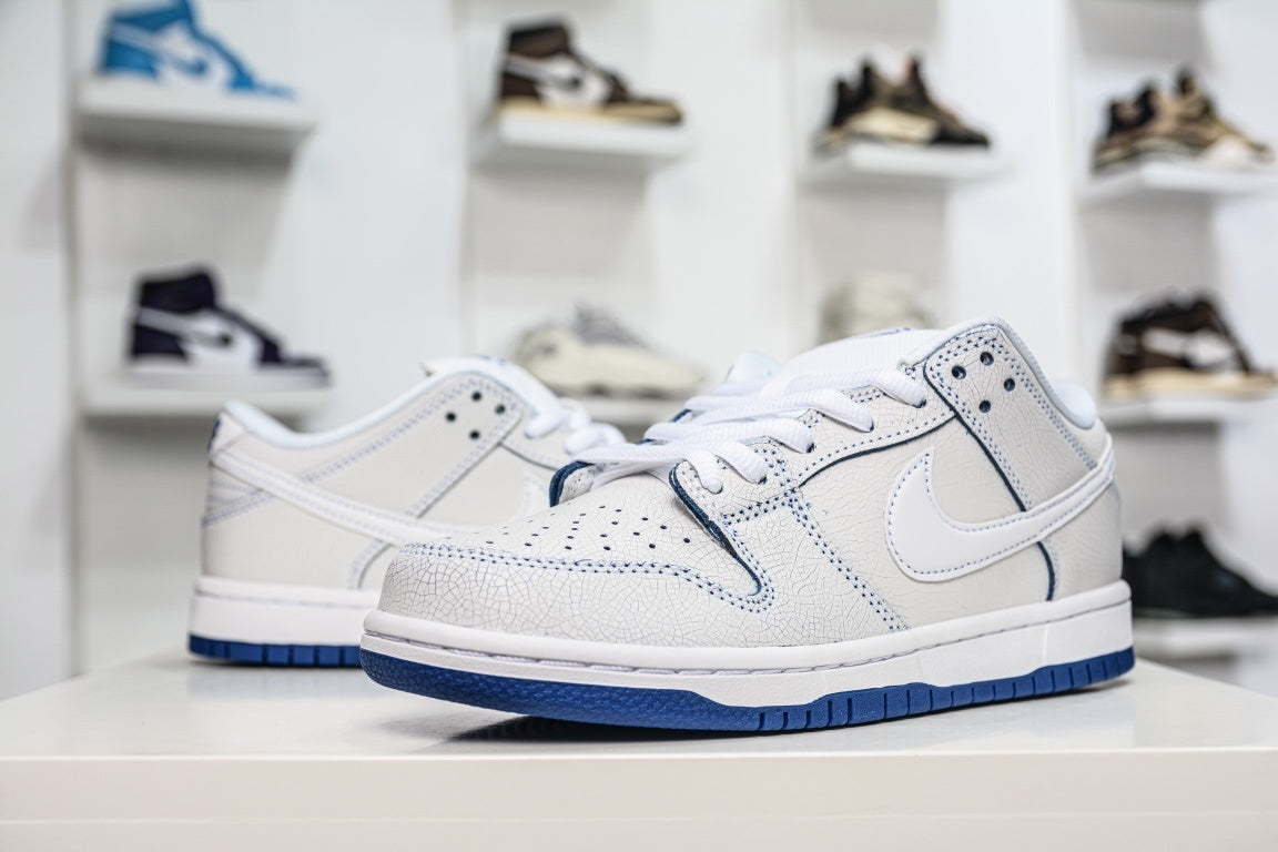 NIKE SB DUNK LOW PREMIUM WHITE GAME ROYAL - traseira em angulo