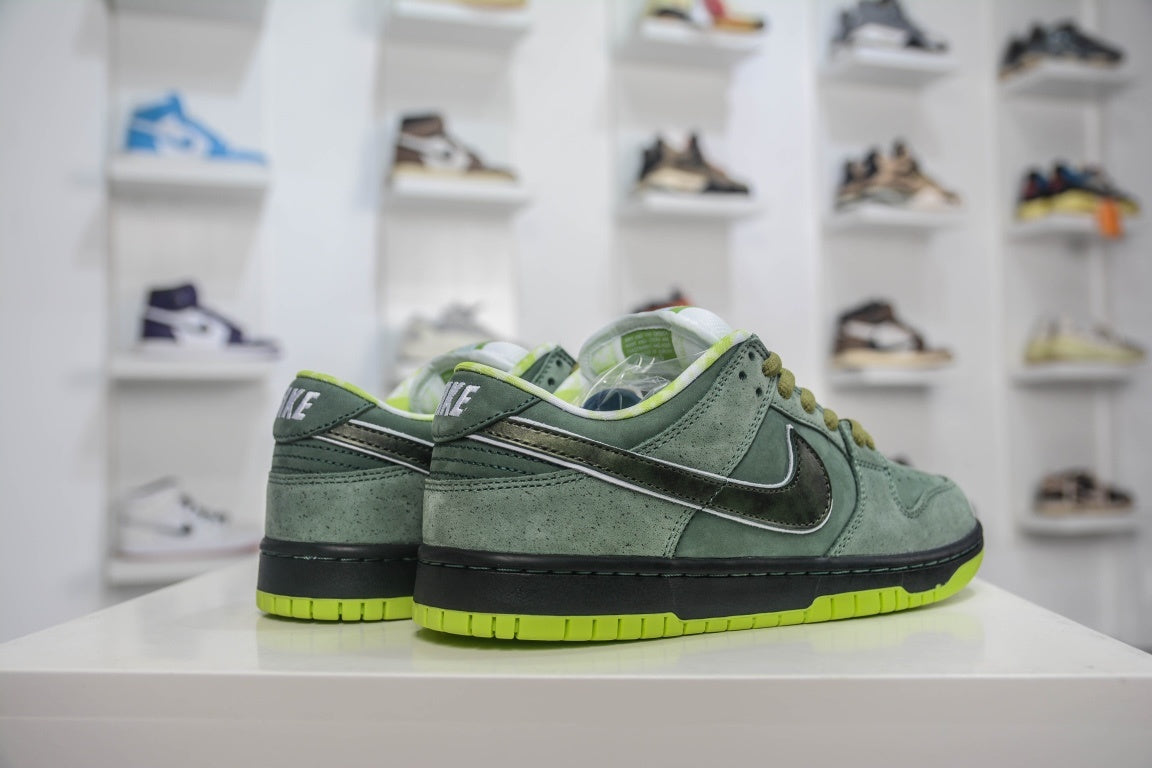 CONCEPTS x NIKE SB DUNK LOW GREEN LOBSTER - traseira em ângulo