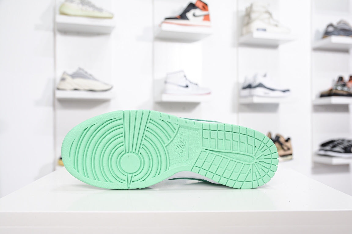 NIKE DUNK LOW GREEN GLOW - traseira