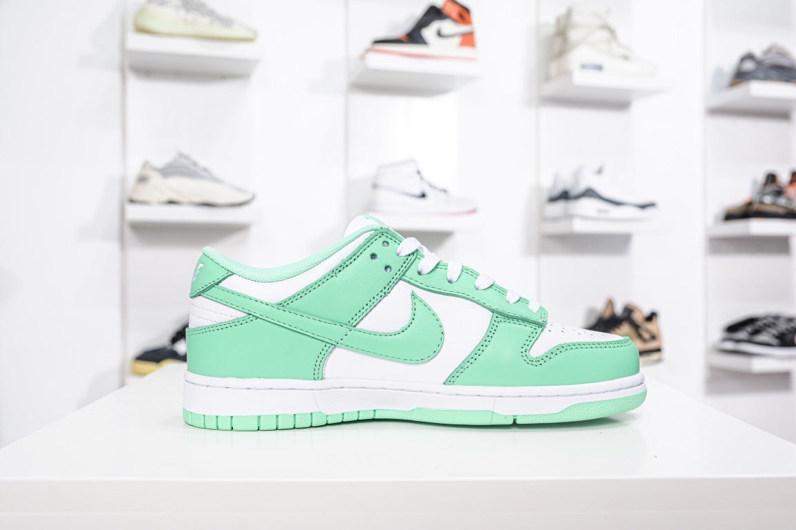 NIKE DUNK LOW GREEN GLOW - lateral oposta