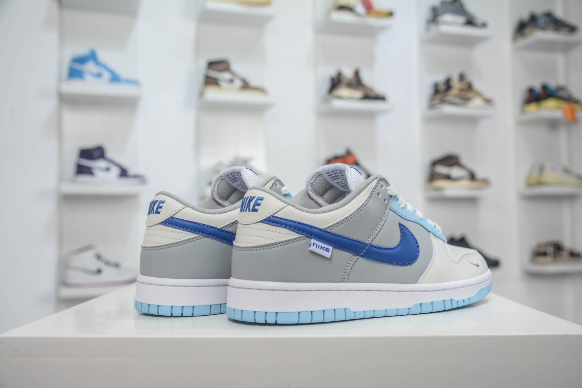 NIKE DUNK LOW IVORY HYPER ROYAL - traseira em angulo