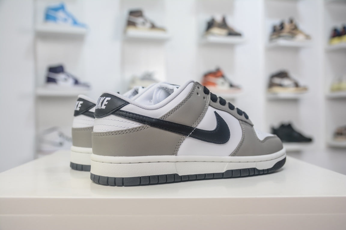 NIKE DUNK LOW LIGHT SMOKE GREY - traseira em angulo
