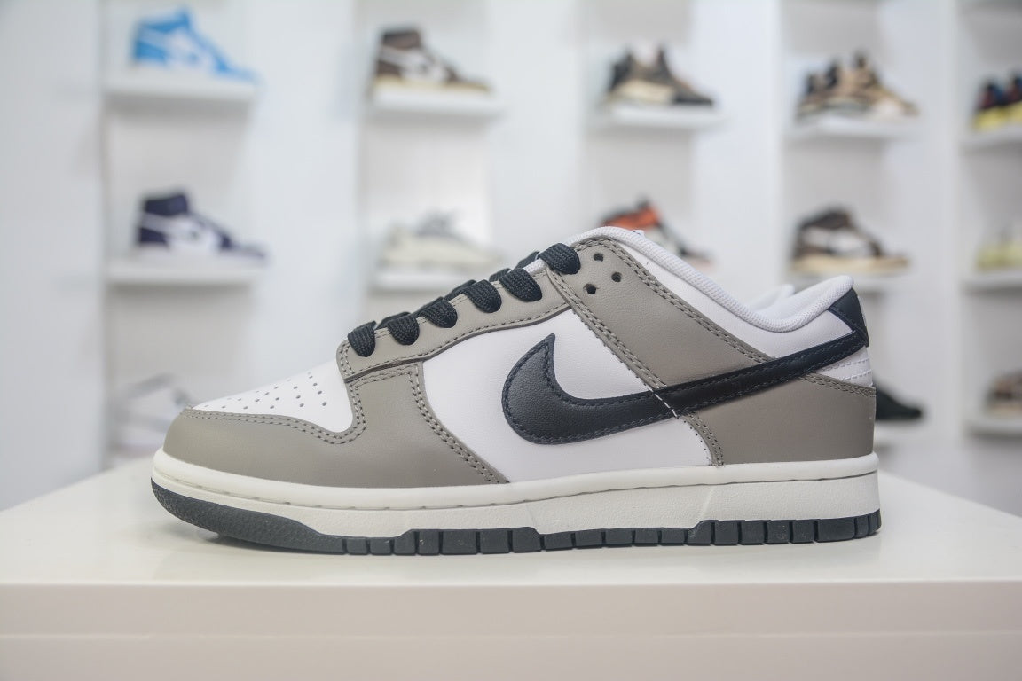 NIKE DUNK LOW LIGHT SMOKE GREY - lateral com ponta para esquerda