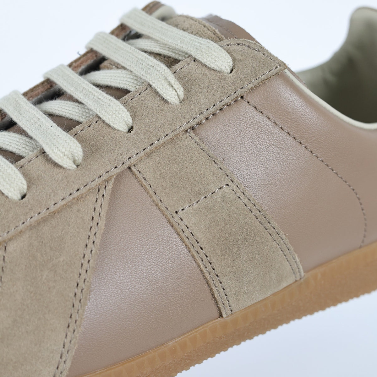 Maison Margiela Low Top caramelo - detalhe de materiais e acabamento