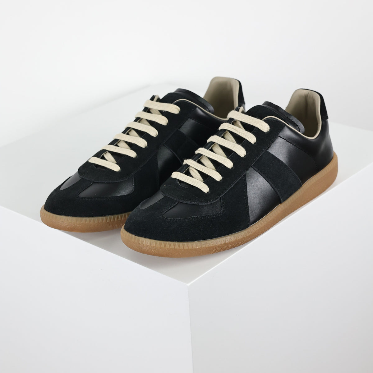 Maison Margiela Low Top preto com sola gum - vista principal