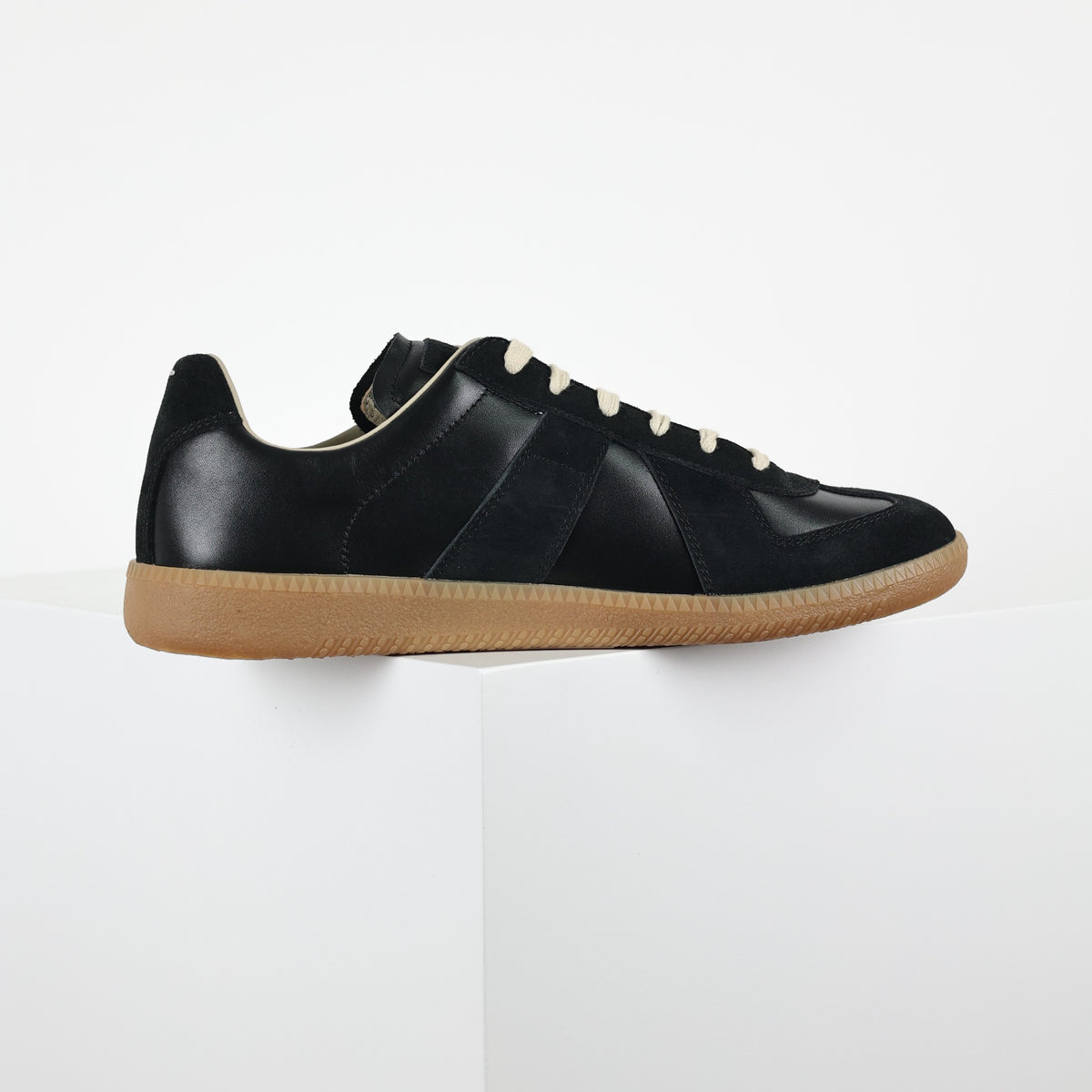 Maison Margiela Low Top preto com sola gum - vista lateral