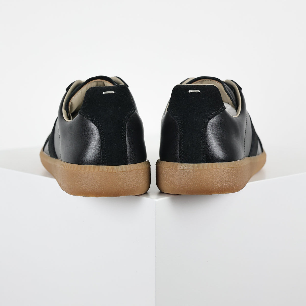 Maison Margiela Low Top preto com sola gum - vista traseira